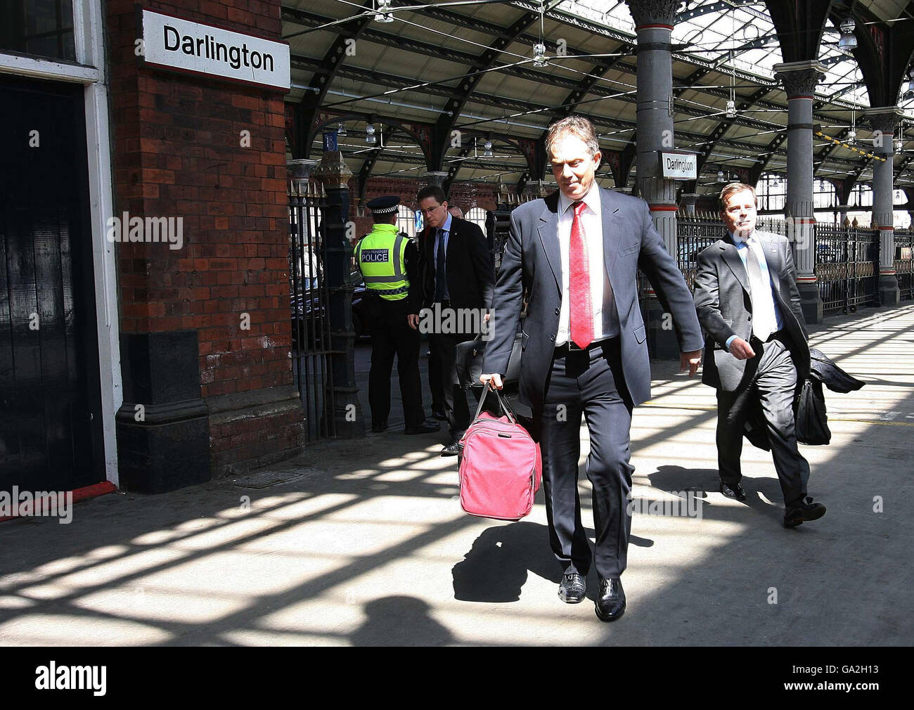 Tony Blair quitte la gare de Darlington sur le chemin du retour à Londres, après avoir passé du temps chez Sedgefield. Banque D'Images