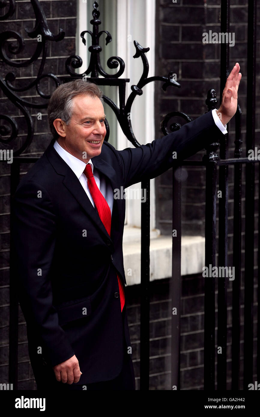 Le Premier ministre britannique Tony Blair fait ses adieux lors de son dernier jour à Downing Street. Banque D'Images