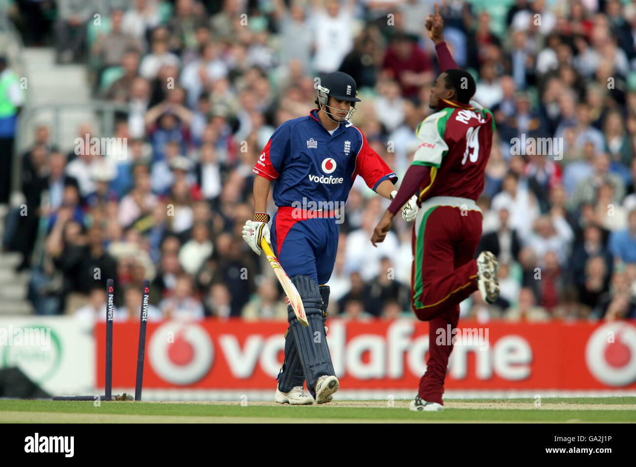 Cricket - NatWest International Twenty20 - Angleterre / Antilles - The Brit Oval.Daren Powell des Antilles célèbre après avoir reçu le cricket de l'Alastair Cook d'Angleterre (à gauche) Banque D'Images