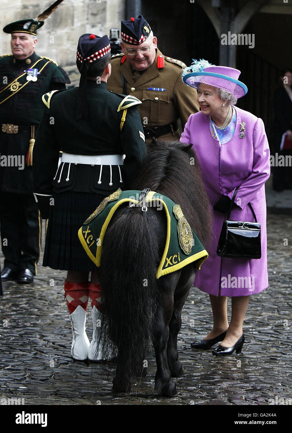 La reine Elizabeth II de Grande-Bretagne visite le quartier général des Argyll et des Sutherland Highlanders, 5e Bataillon du Royal Regiment of Scotland, au château de Stirling, à Stirling. Banque D'Images