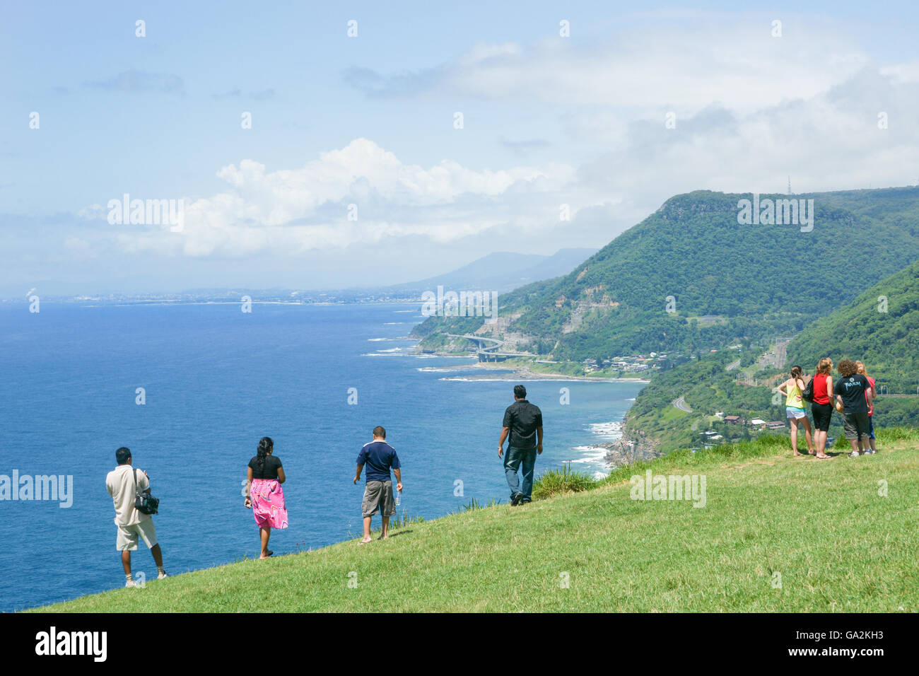 Arrêter de prendre des touristes en vue et la lointaine Sea Cliff Bridge qui est un point fort le long de Grand Pacific Drive Nouvelle Galles du Sud Banque D'Images