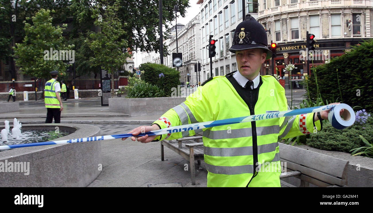 La police a découvert un véhicule suspect dans un quartier autour de l'hôpital St Bartholemew, près de Old Bailey à Londres. Banque D'Images