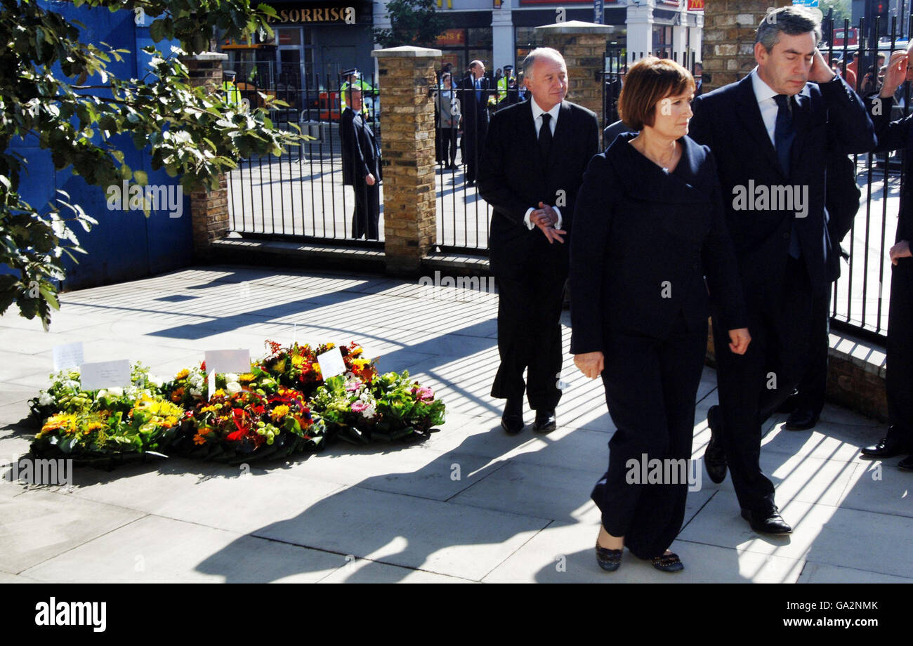 (De gauche à droite) le maire de Londres Ken Livingstone, le ministre des Jeux Olympiques Tessa Jowell, et le Premier ministre britannique Gordon Brown marchent après avoir déposé des couronnes à la gare de Kings Cross à Londres, en mémoire des victimes tuées lors des attentats du 7 juillet. Banque D'Images