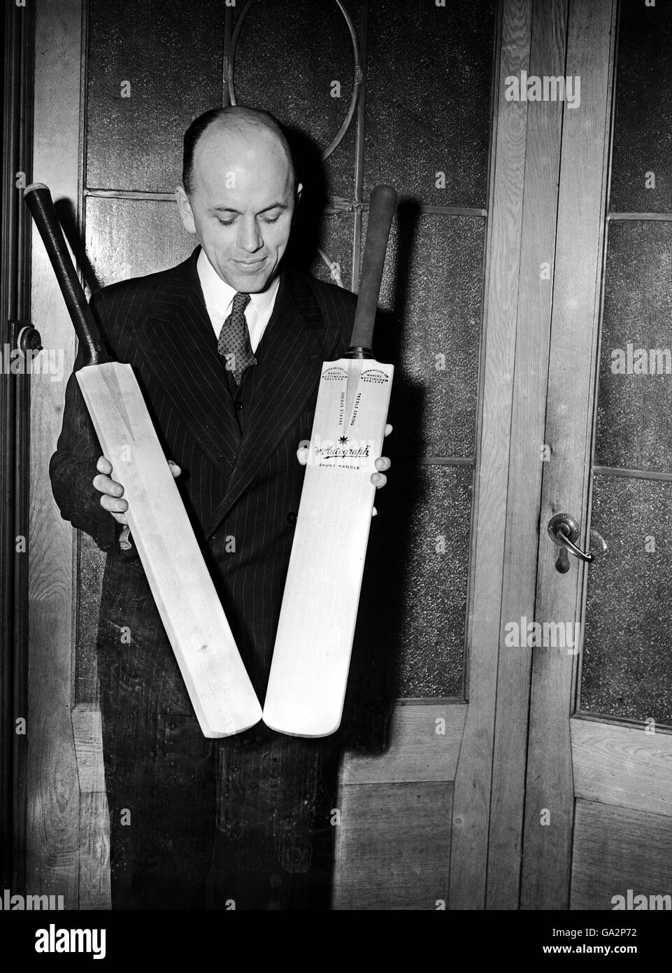 Un représentant de Gunn et Moore avec deux battes de cricket Banque D'Images