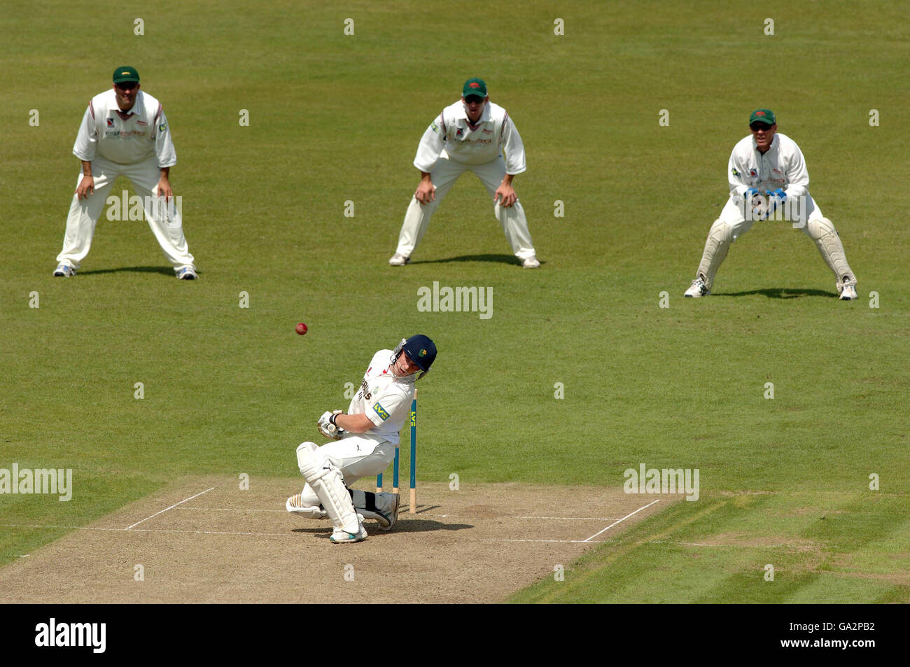 Ben Wright de Glamorgan évite une balle de haut niveau de Garnet Kruger de Leicestershire lors du match de championnat de Liverpool Victoria County à Grace Road, Leicester. Banque D'Images