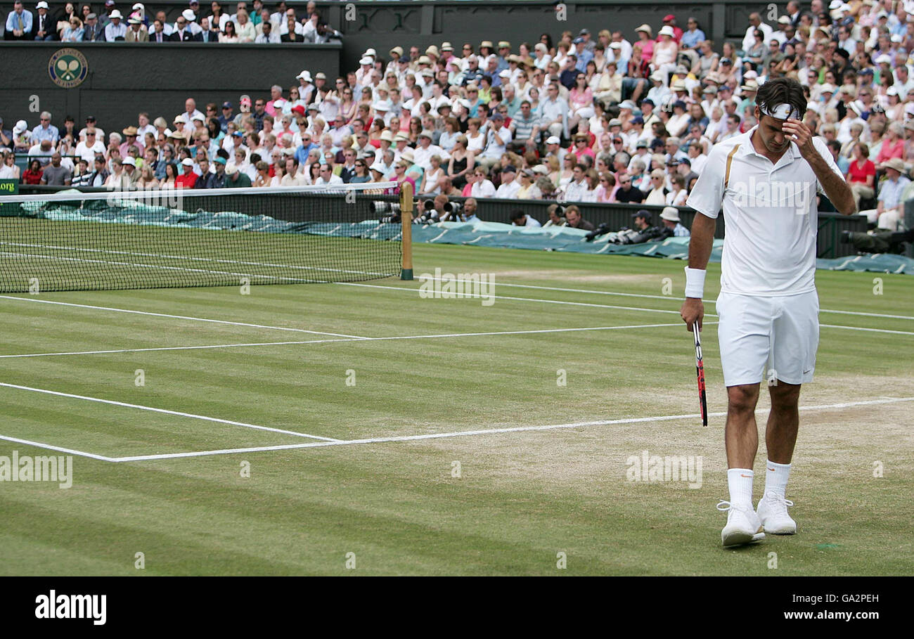 Roger Federer, de Suisse, montre sa déjection lors de la finale masculine contre Rafael Nadal, d'Espagne, lors du Championnat d'Angleterre de tennis sur gazon à Wimbledon. Banque D'Images