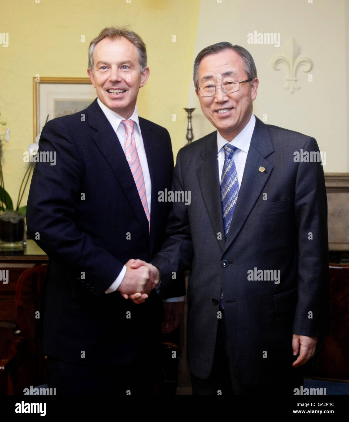 L'ancien Premier ministre britannique Tony Blair (à gauche) tremble la main avec le Secrétaire général de l'ONU Ban Ki-moon (à droite) au début de leur réunion dans un hôtel de Londres. Banque D'Images