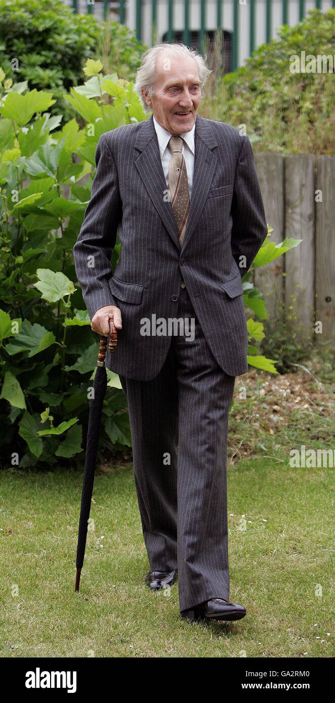 Arthur Burton-Garbett, 72 ans, devant le tribunal de la Couronne de Woolwich après avoir été félicité par le juge lors du procès sur les parcelles de bombe de juillet 21. Banque D'Images