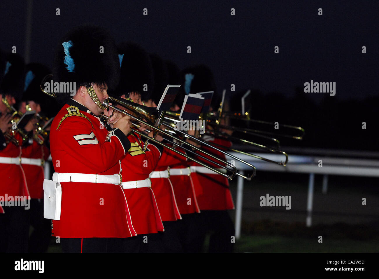 La bande des gardes irlandais et la Légion britannique Parade of Standards lors des meilleures célébrations de la nuit britannique à l'hippodrome de Kempton Park. Banque D'Images