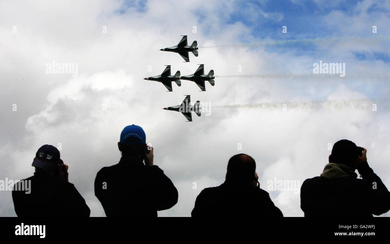 Les spectateurs regardent l'équipe d'exposition de la US Air Force les « Thunderbirds », composée de F-16 Fighting Falcons, au Royal International Air Tattoo 2007 de la RAF Fairford. Banque D'Images