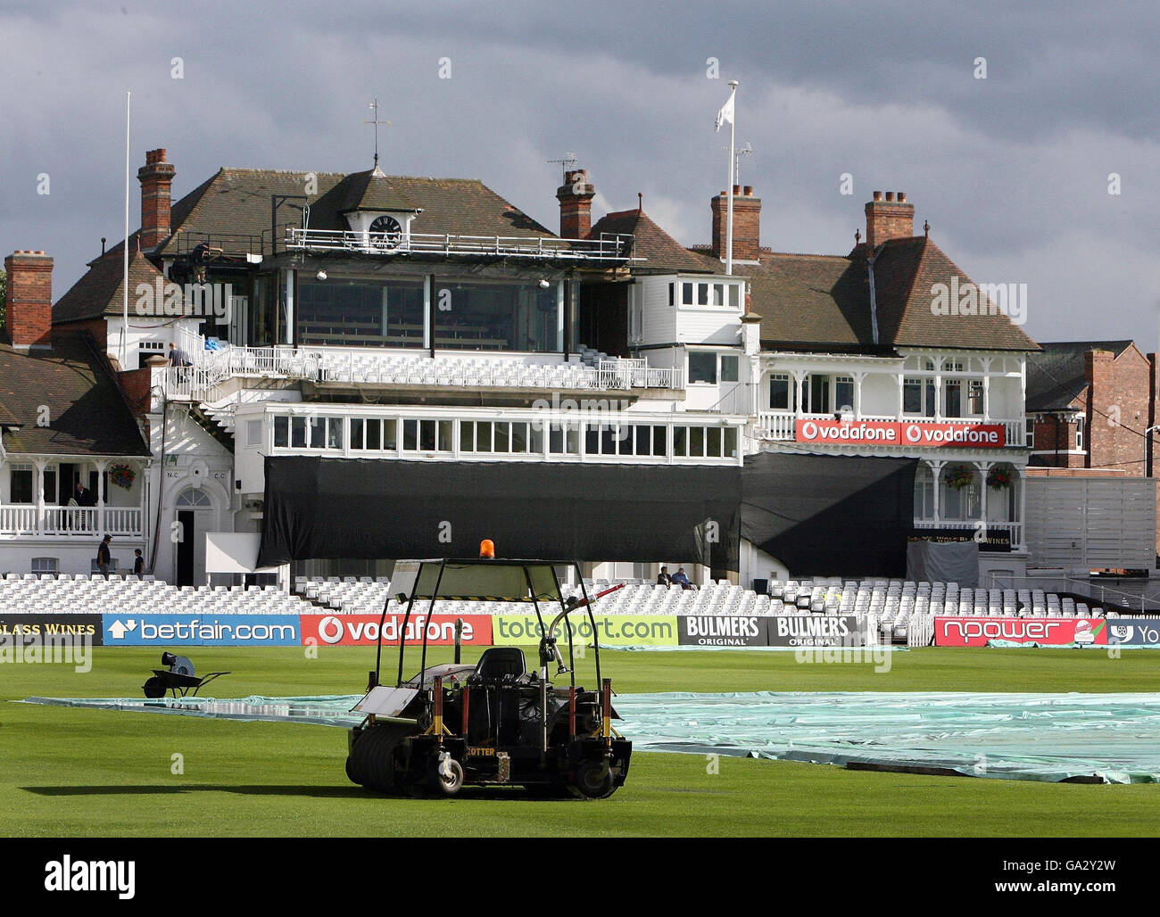 Une vue générale des couvertures sur le terrain au Twenty20 Cup Quarter final match à Trent Bridge, Nottingham. Banque D'Images Une vue générale des couvertures sur le terrain au Twenty20 Cup Quarter final match à Trent Bridge, Nottingham. Banque D'Images