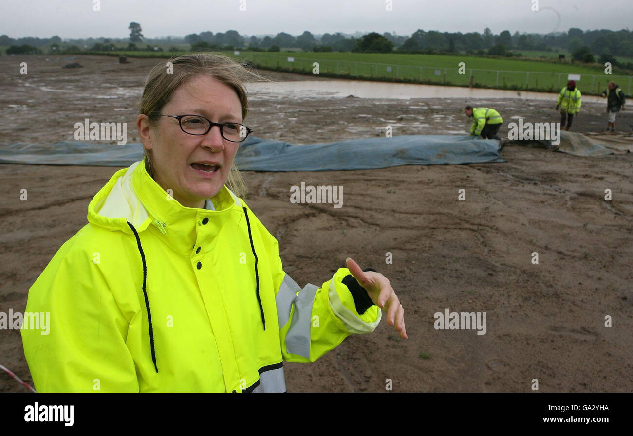 L'archéologue du projet Mary Deevy explique la disposition du monument national de Lismullen dans le comté de Meath qui a interrompu la construction de l'autoroute N3. Banque D'Images