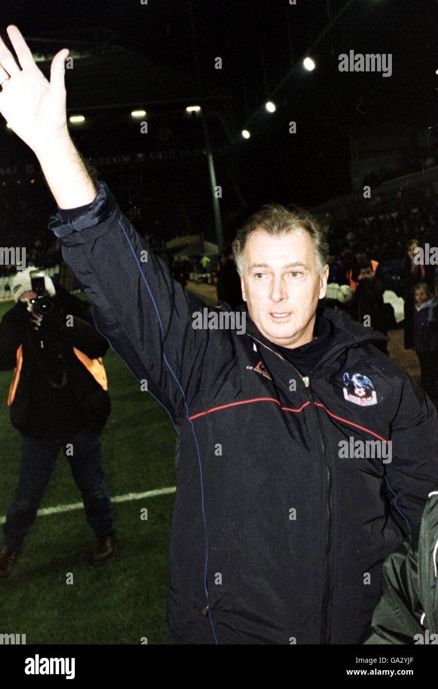 Trevor Francis le directeur du Crystal Palace déferle vers Birmingham Les fans de la ville à son retour à St Andrews Banque D'Images