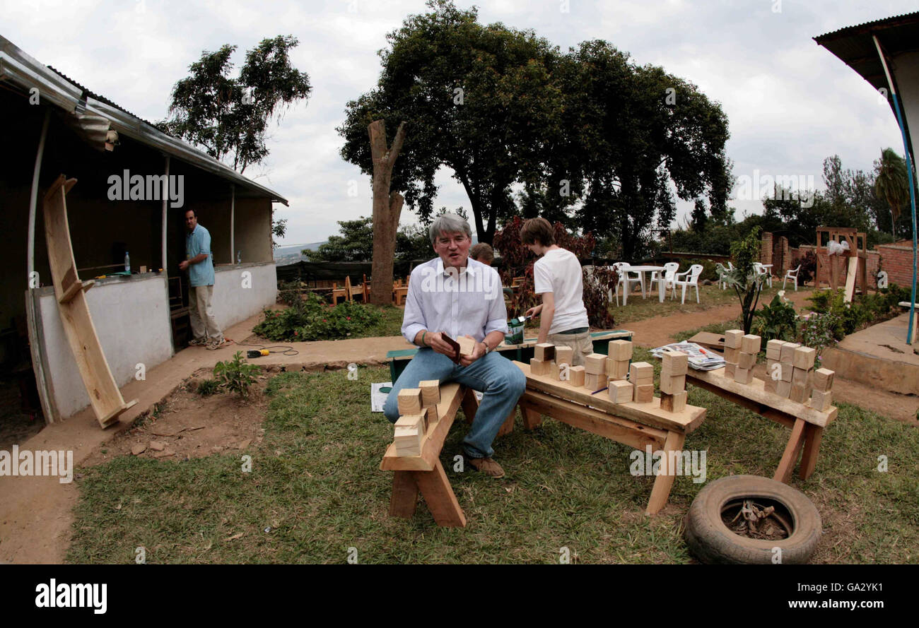 Andrew Mitchell, Secrétaire du développement international de l'ombre et membres du parti conservateur sable bois au projet Girubuntu, qui est une école et un orphelinat dans la ville de Kigali, Rwanda . Banque D'Images