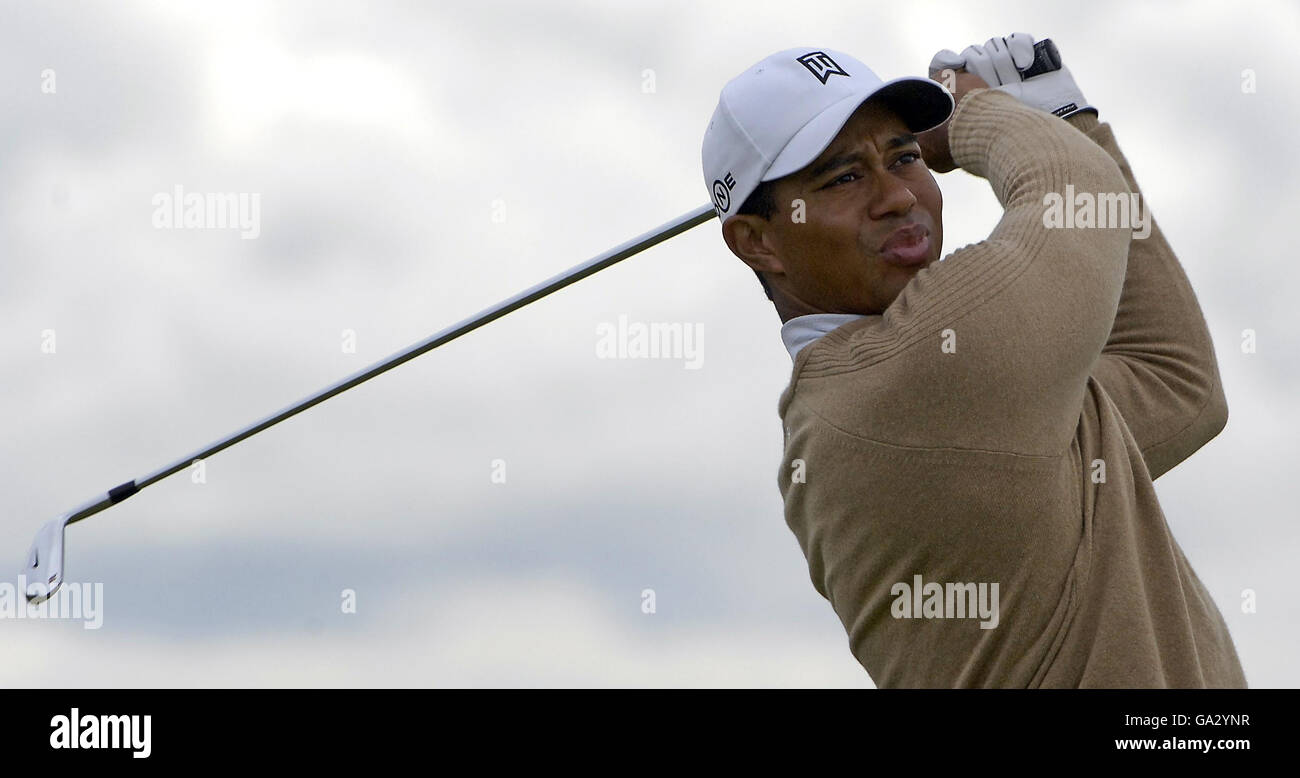 Tiger Woods aux États-Unis en action pendant la deuxième journée du 136e Championnat d'Open à Carnoustie, en Écosse. Banque D'Images
