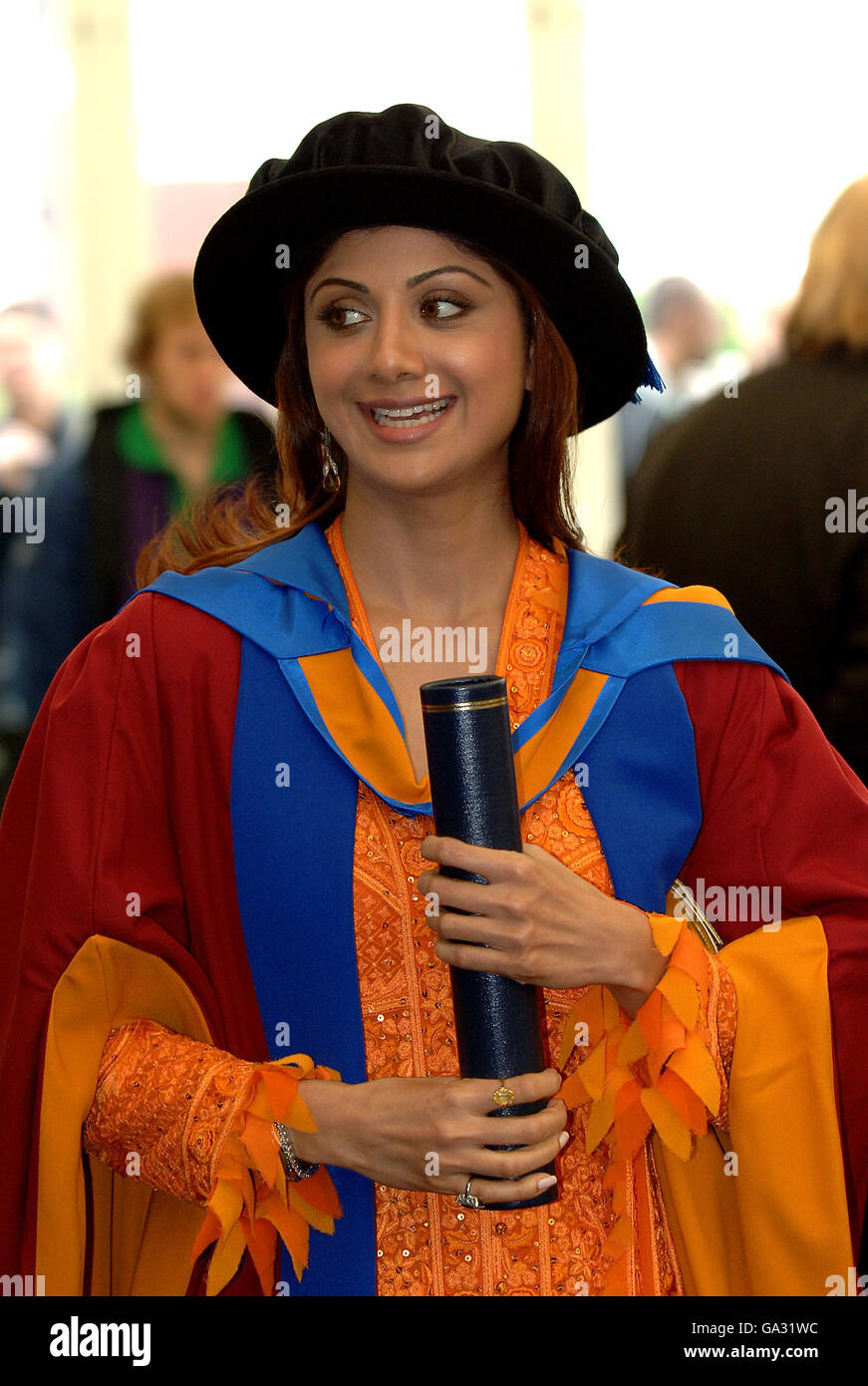 L'actrice Bollywood Shilpa Shetty avec son diplôme honorifique à la Leeds Metropolitan University. Banque D'Images