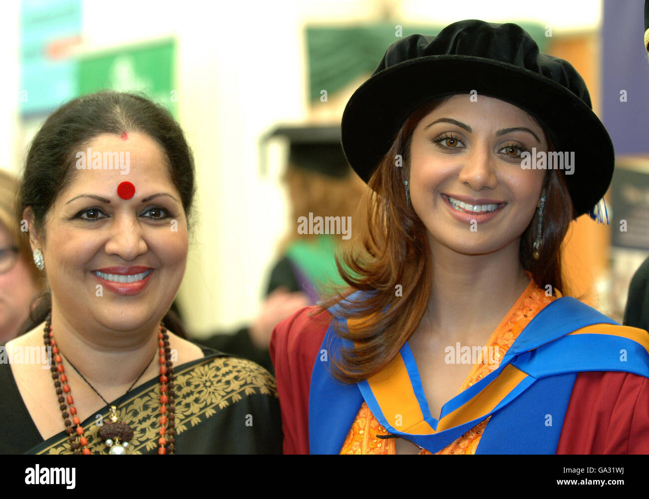 L'actrice Bollywood Shilpa Shetty (à droite) avec sa mère Sunanda après avoir reçu un diplôme honorifique à l'Université métropolitaine de Leeds. Banque D'Images