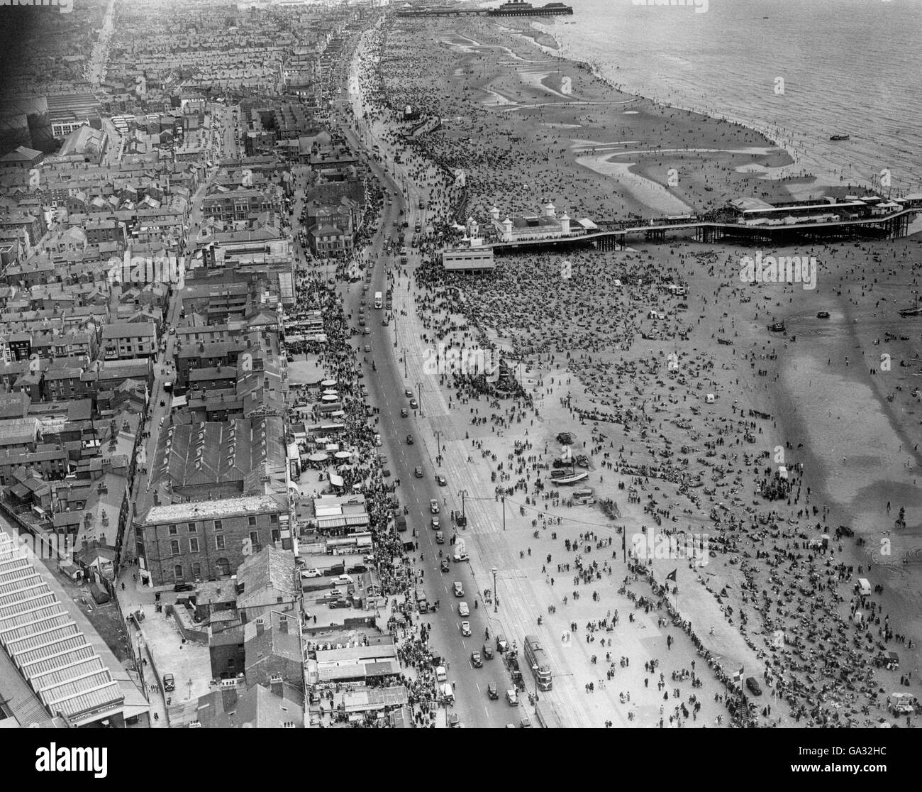 Vue aérienne de Blackpool. Vacanciers sur la plage de Blackpool. Banque D'Images