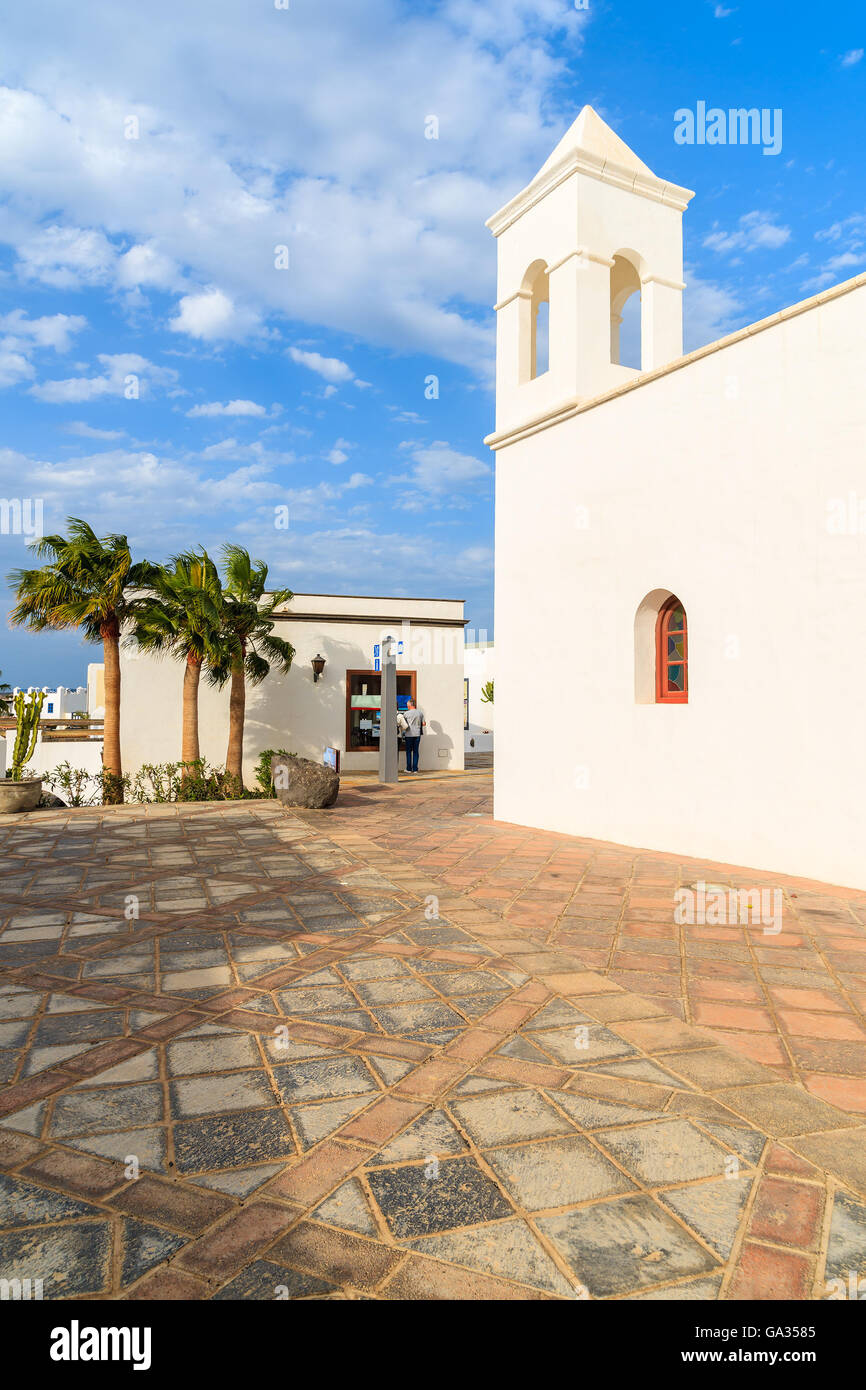 Église blanche sur square à Marina Rubicon à Playa Blanca, Lanzarote, îles Canaries, Espagne Banque D'Images