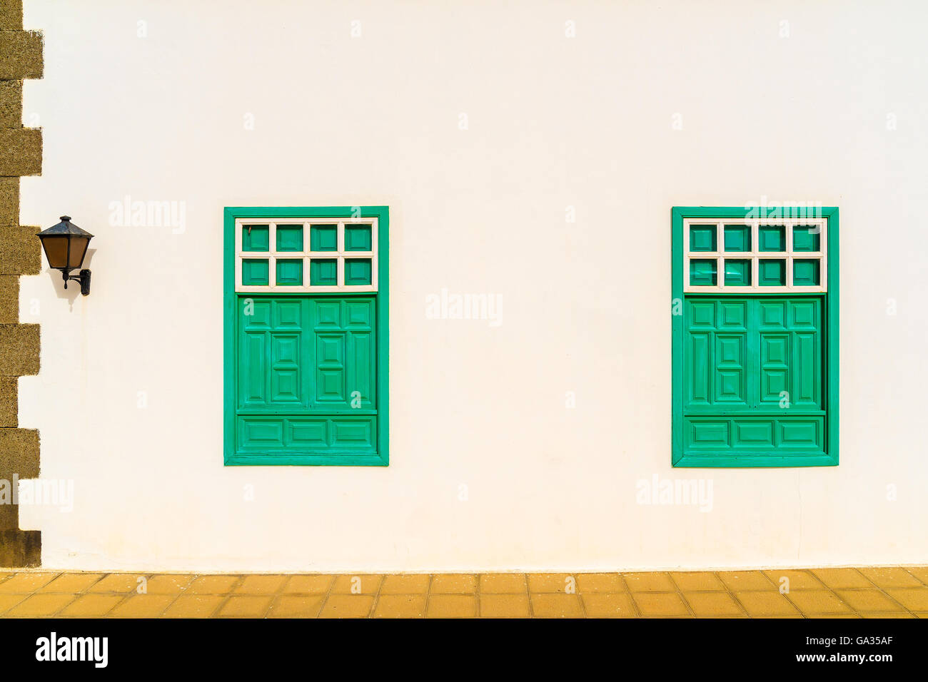 La façade blanche de la maison typique avec green windows en Yaiza village, Lanzarote, îles Canaries, Espagne Banque D'Images