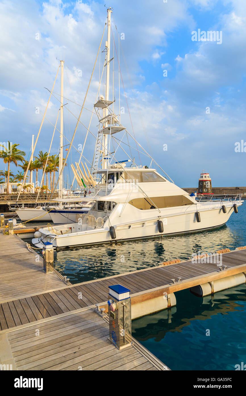 Port de plaisance de Puerto Calero, LANZAROTE ISLAND - Jan 17, 2015 : bateau de luxe à port construit dans le style des Caraïbes à Puerto Calero. Canaries sont la voile populaire destination. Banque D'Images