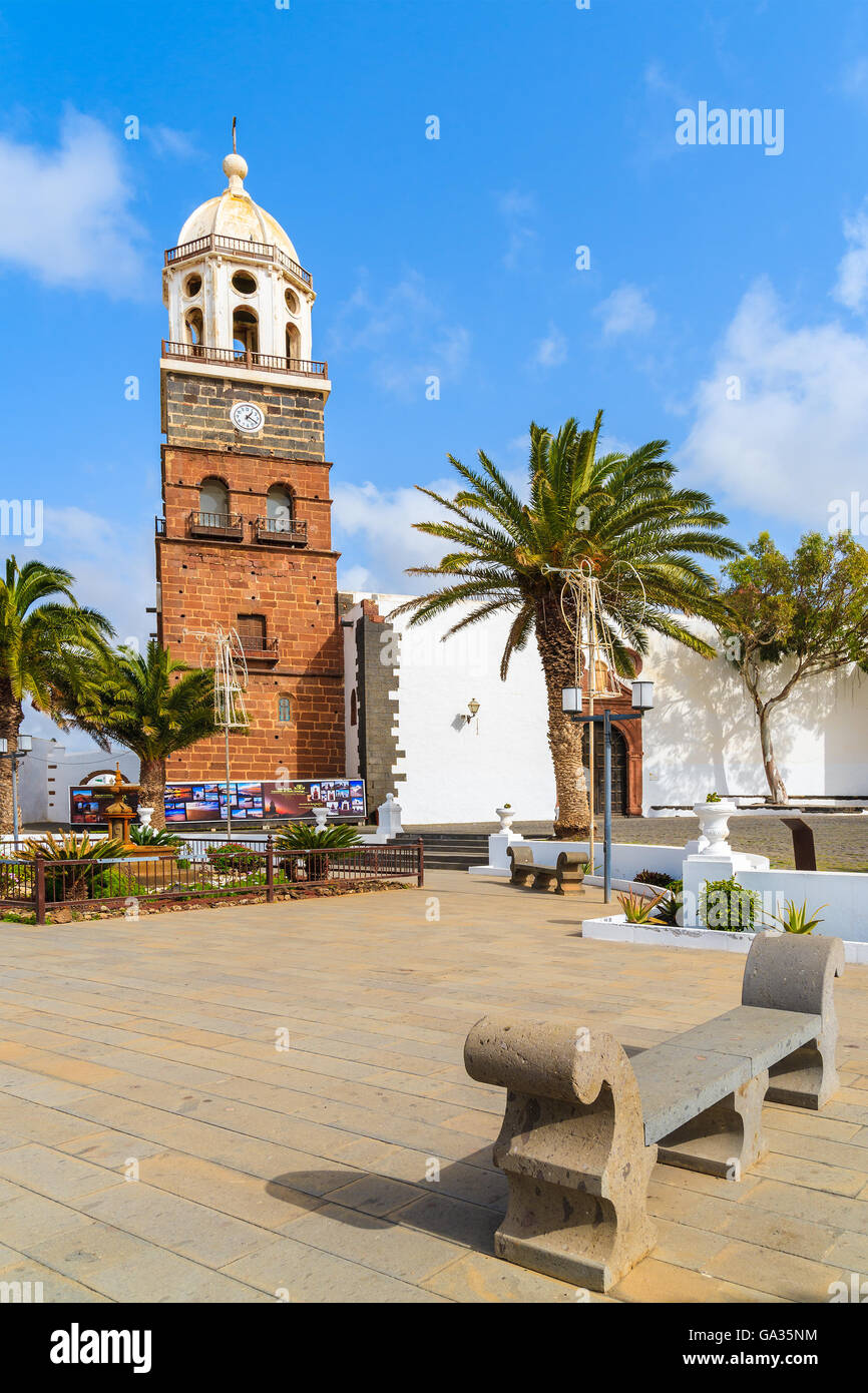 TEGUISE, LANZAROTE ISLAND - DEC 15, 2015 : Célèbre église Nuestra Señora de Guadalupe en Teguise ville qui est une ancienne capitale de Lanzarote, îles Canaries, Espagne. Banque D'Images