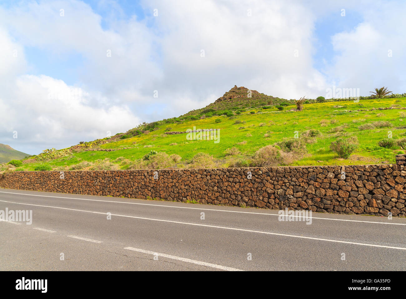 Route de montagne pittoresque paysage de campagne dans l'île de Lanzarote, Espagne Banque D'Images
