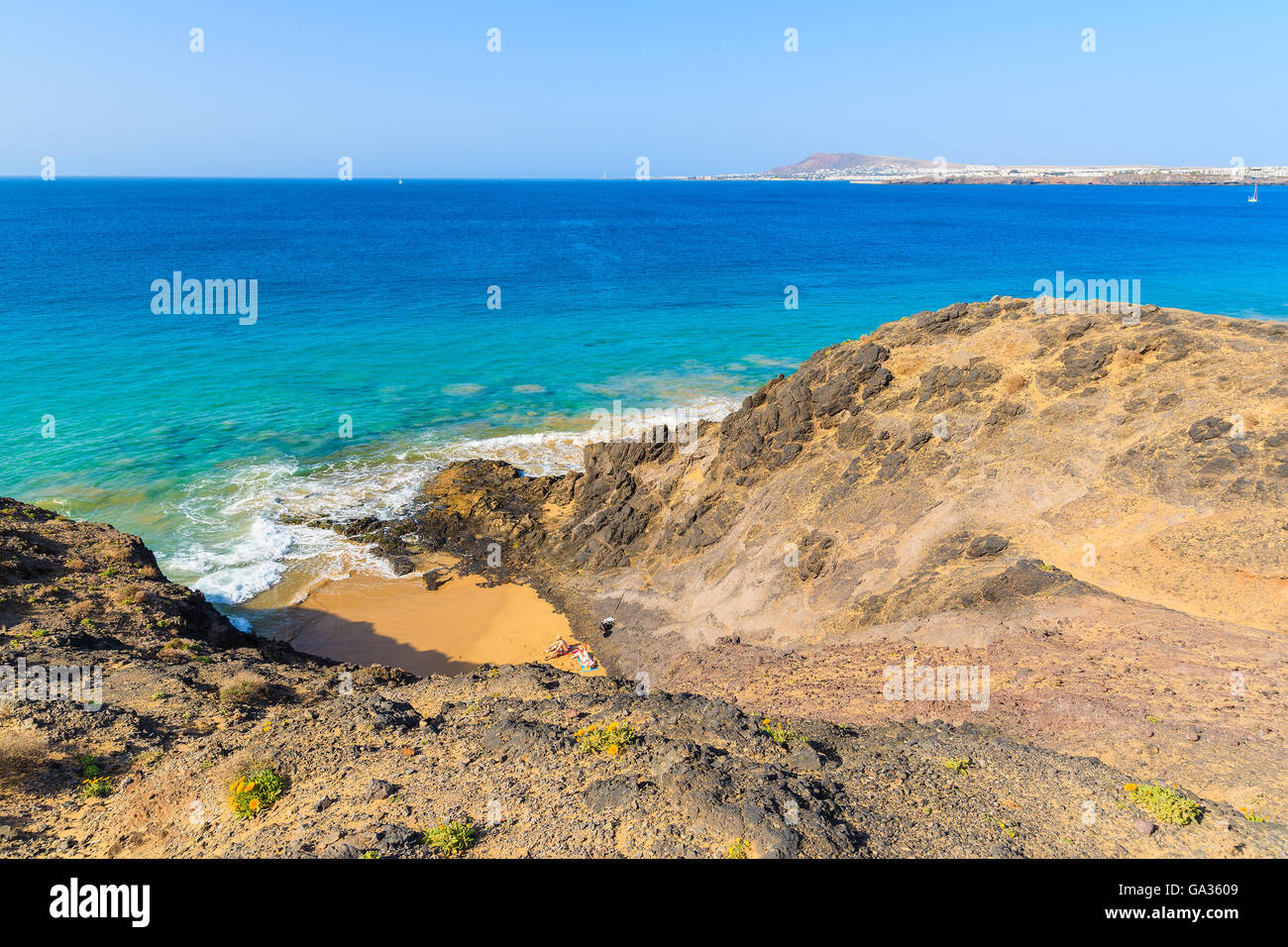 Couple de personnes de soleil sur plage de Papagayo, Lanzarote, îles Canaries, Espagne Banque D'Images