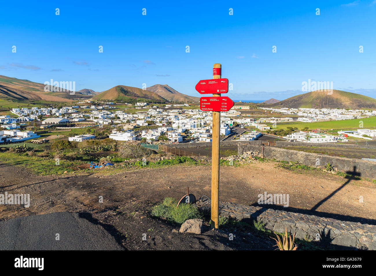 Trekking signe avec Uga village en arrière-plan, Lanzarote, îles Canaries, Espagne Banque D'Images