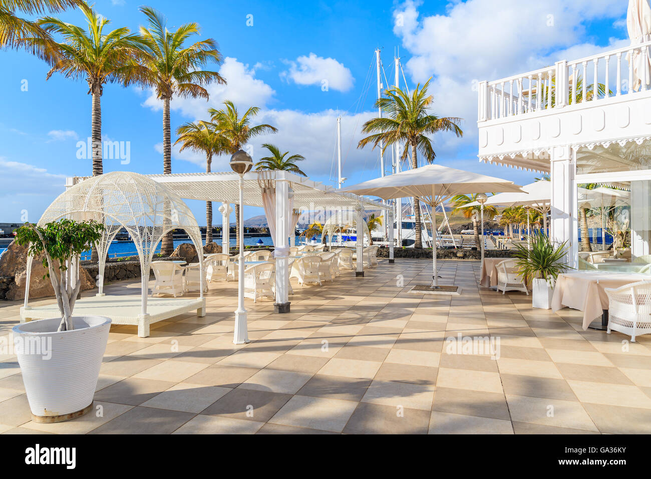 Port de plaisance de Puerto Calero, Lanzarote - Jan 17, 2015 : terrasse de restaurant de luxe à Puerto Calero marina construit dans le style des Caraïbes. Canaries sont destination populaire de vacances toute l'année. Banque D'Images