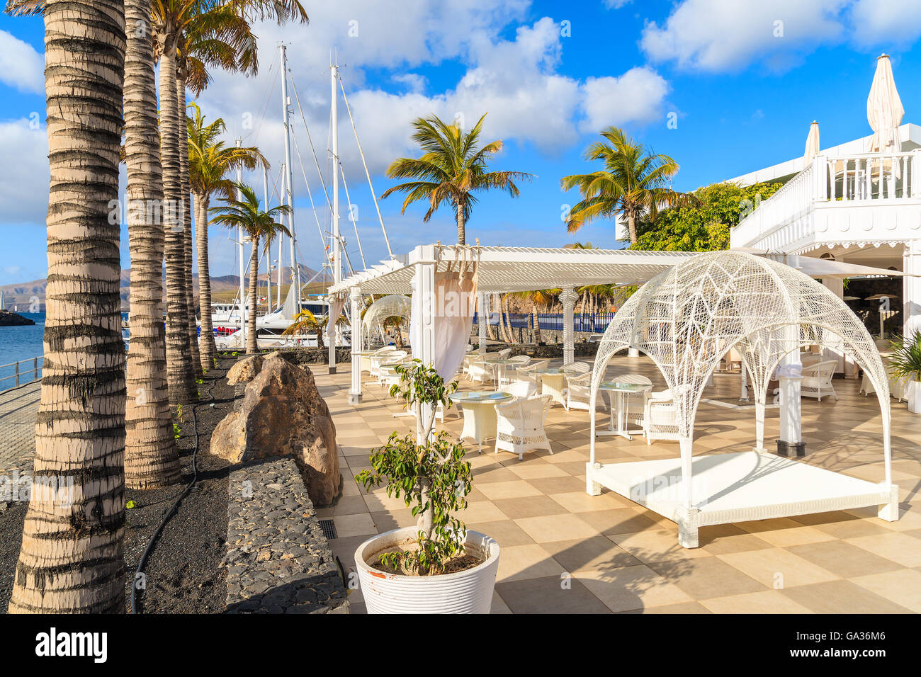 Port de plaisance de Puerto Calero, Lanzarote - Jan 17, 2015 : terrasse de restaurant de luxe à Puerto Calero marina construit dans le style des Caraïbes. Canaries sont destination populaire de vacances toute l'année. Banque D'Images