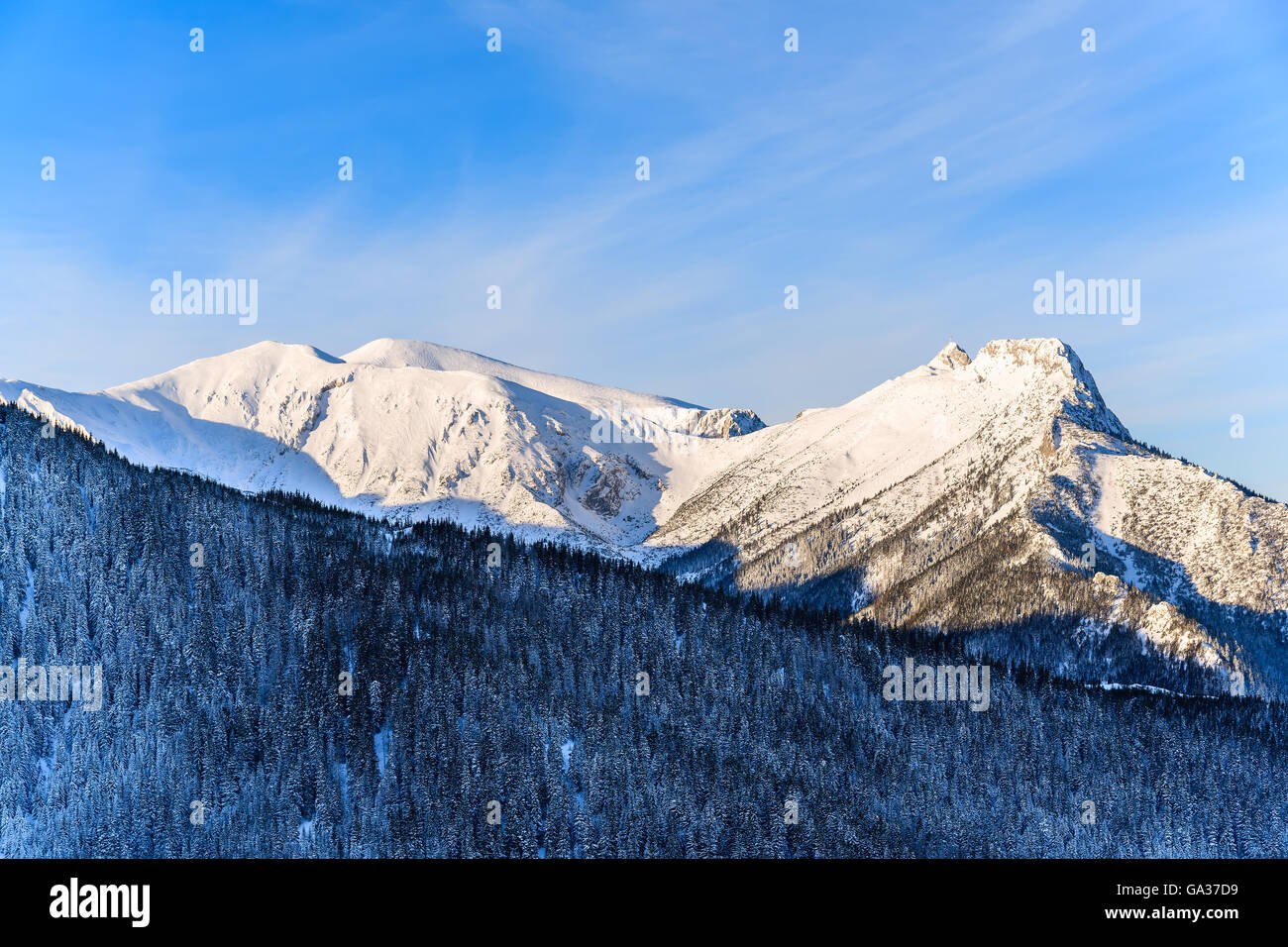 Vue sur la montagne Giewont en lumière tôt le matin après le lever du soleil dans les montagnes Tatras, Pologne Banque D'Images
