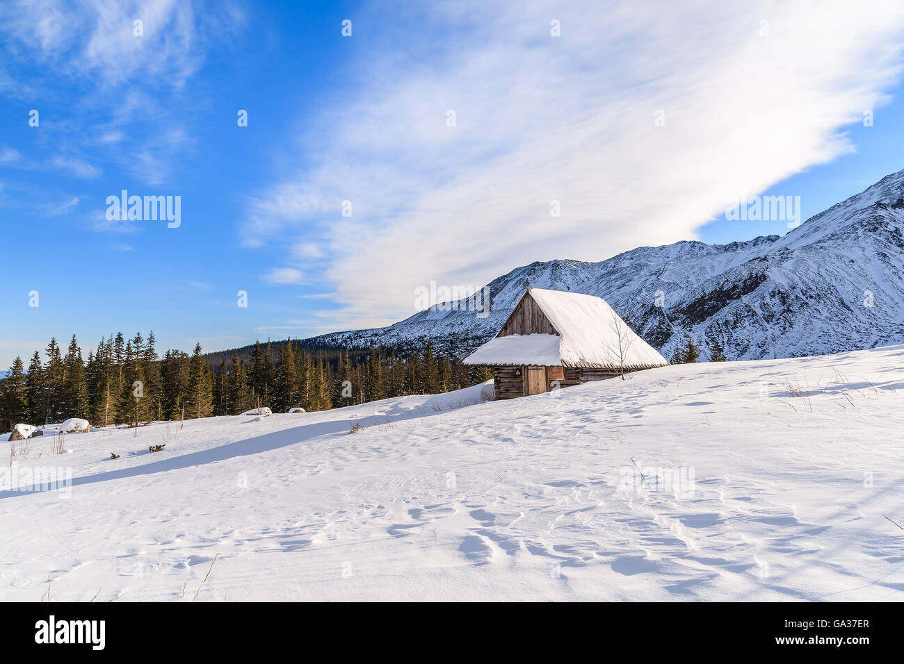 Refuge de montagne en bois en hiver paysage de vallée Gąsienicowa, Tatras, Pologne Banque D'Images