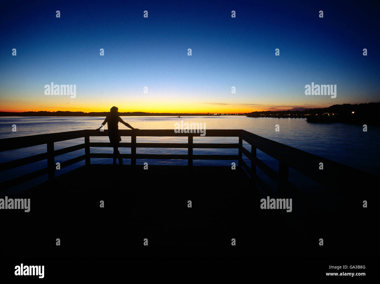 Man enjoying coucher de soleil sur le New Jersey USA quai ; Banque D'Images