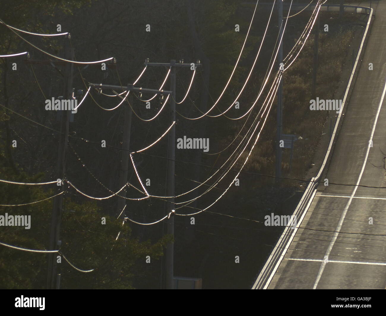 La fin de jour de conduite Hills et de câbles téléphoniques Banque D'Images