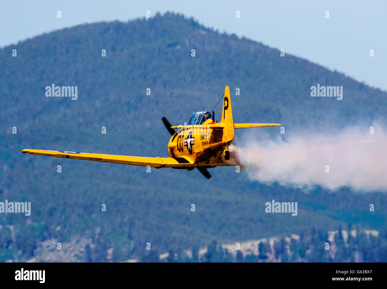 SNJ-7B, modèle Navy approche formateur d'atterrissage ; Antique et des avions modernes à l'assemblée annuelle ; CO Salida ArtWalk Fly-In event Banque D'Images