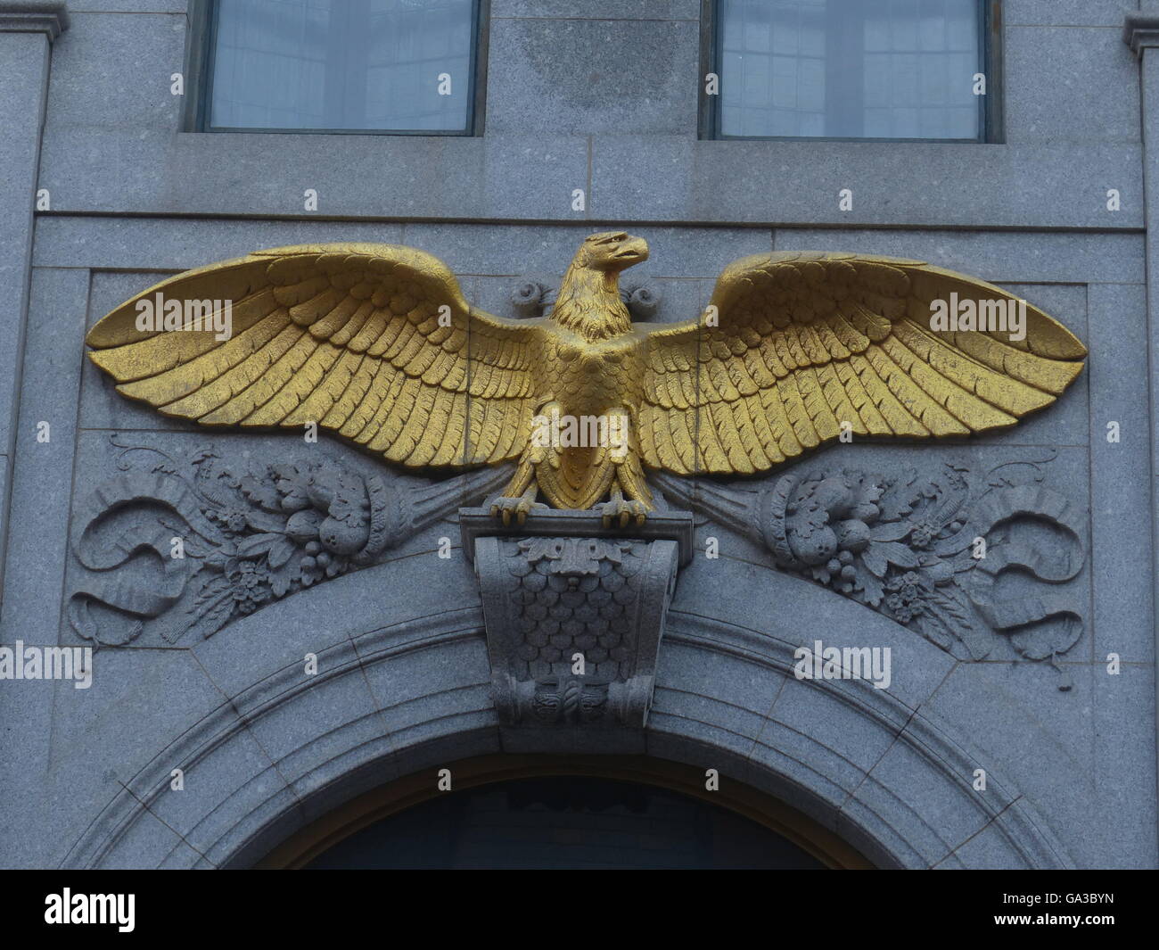 American Eagle sculpture reste sur façade d'immeuble de bureaux, Philadelphie, Pennsylvanie. Banque D'Images