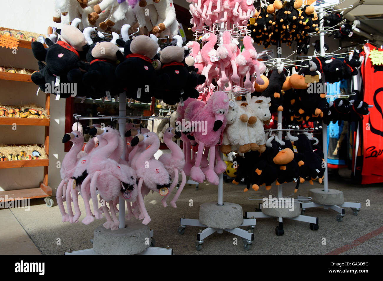 Boutique de souvenirs dans le village des Saintes Maries de la mer.  Provence, France Photo Stock - Alamy