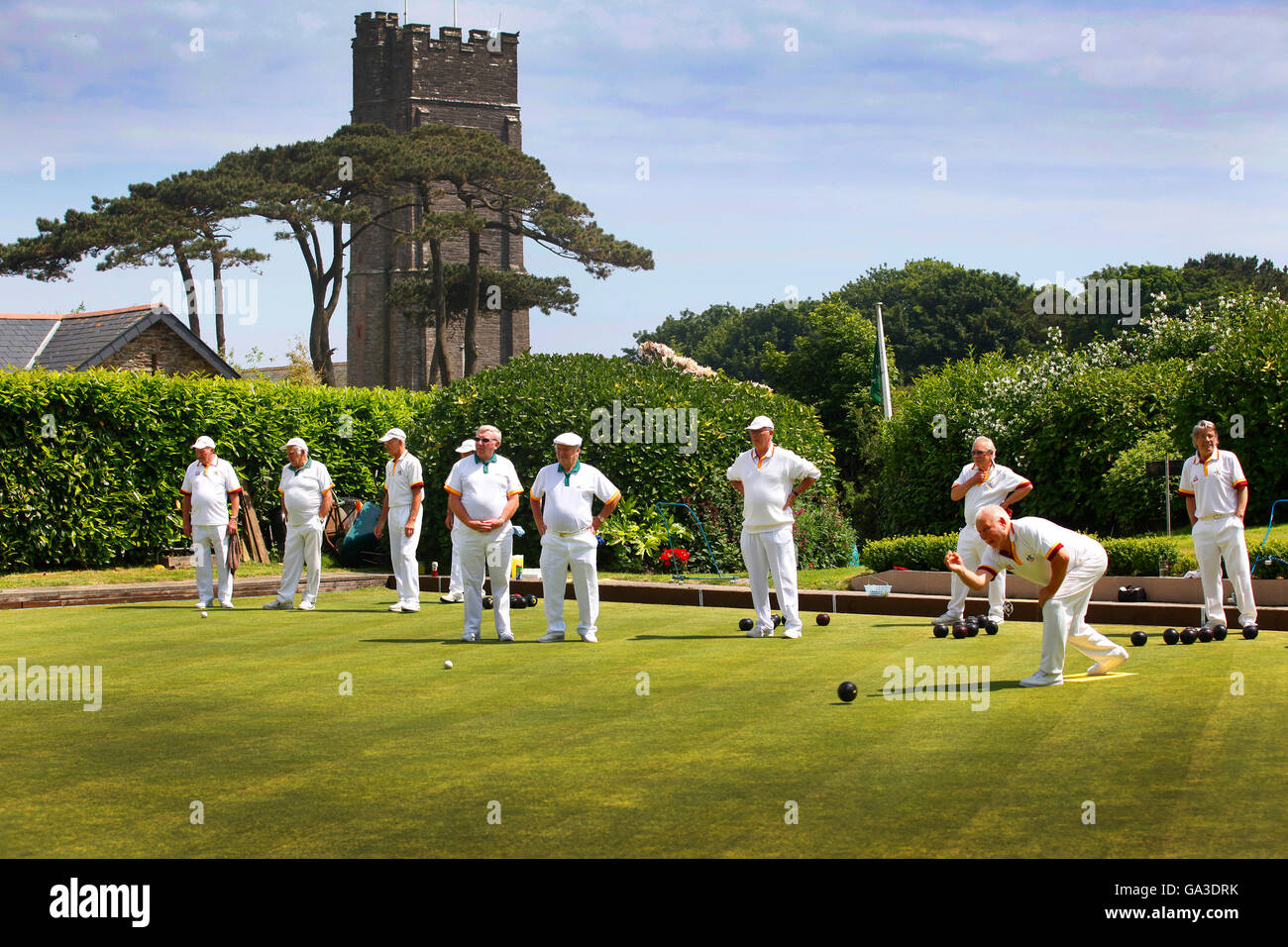 Les joueurs bénéficiant d'un match à Stoke Fleming Bowls Club dans le Devon, Royaume-Uni. Banque D'Images