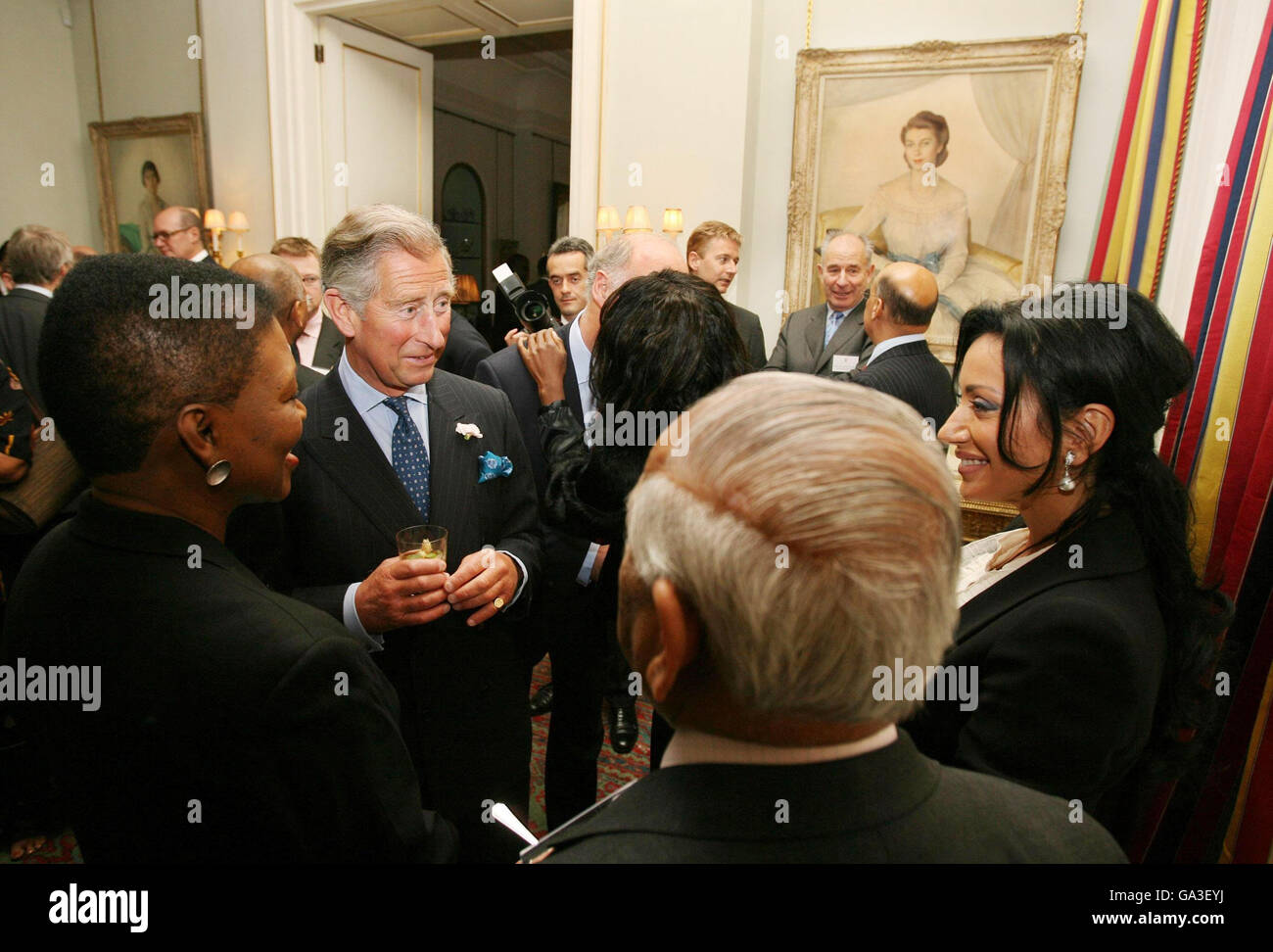 Le Prince de Galles rencontre Nancy dell'Olio lors d'une réception en faveur de la conservation de la forêt tropicale à Clarence House, dans le centre de Londres, avec la baronne Amos également présente (à gauche). Banque D'Images