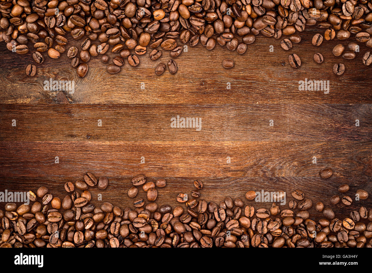 Les grains de café sur fond de chêne rustique Banque D'Images