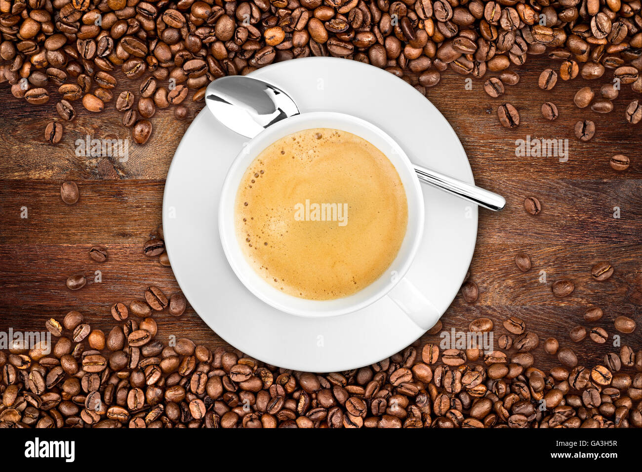 Tasse à café et haricots sur fond rustique en chêne Banque D'Images