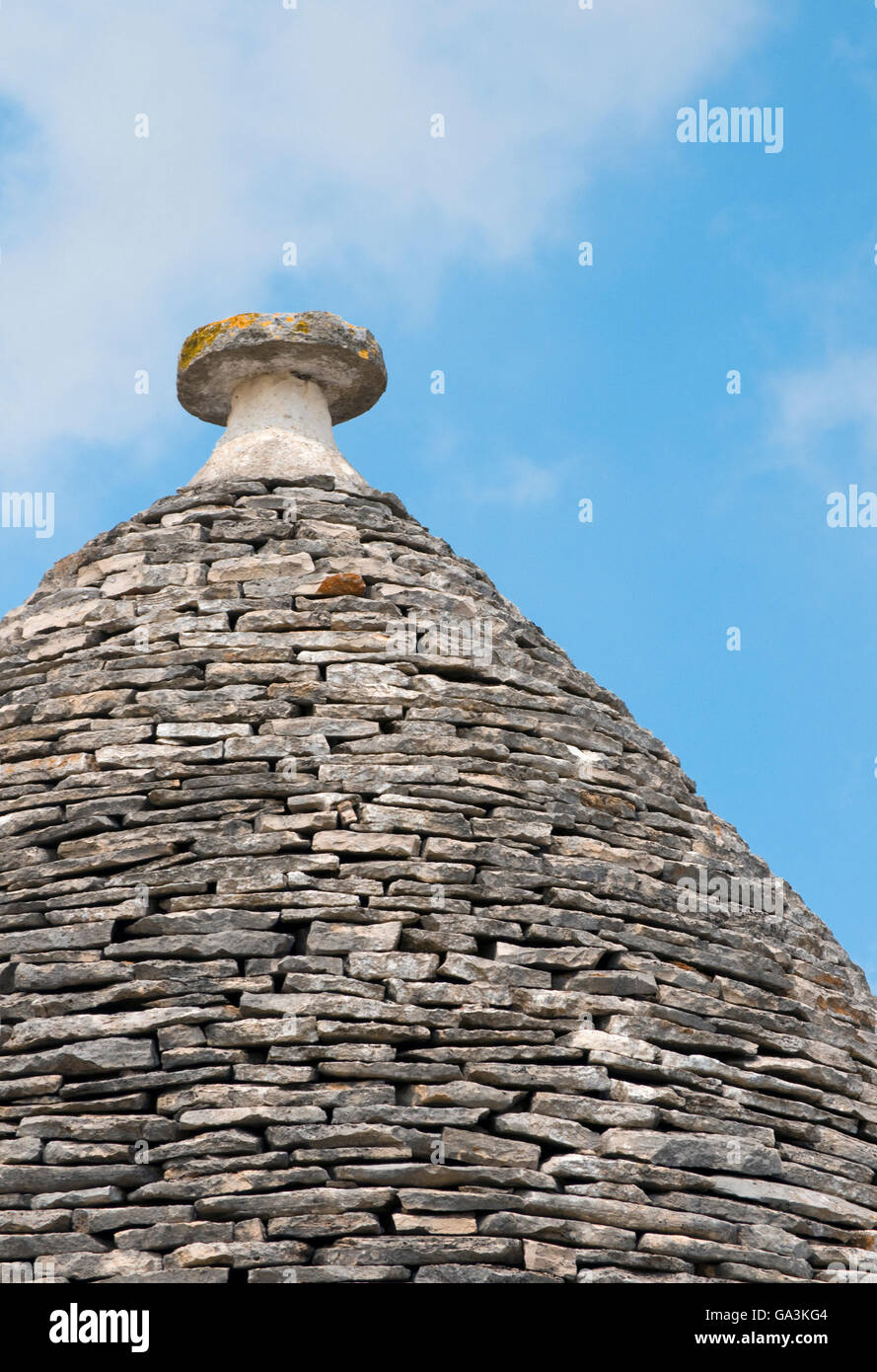 Trullo, habitation en pierre traditionnelle des Pouilles avec toit conique et pinnacle Trullo, habitation en pierre traditionnelle des Pouilles avec toit conique et pinnacle