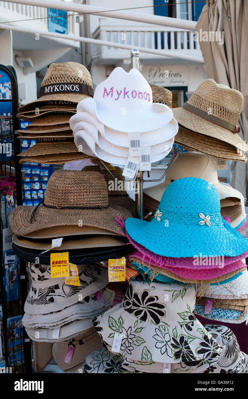 Chapeaux pour vente, boutique souvenirs, la ville de Mykonos ou Chora,  Mykonos, Cyclades, Grèce, Europe Photo Stock - Alamy