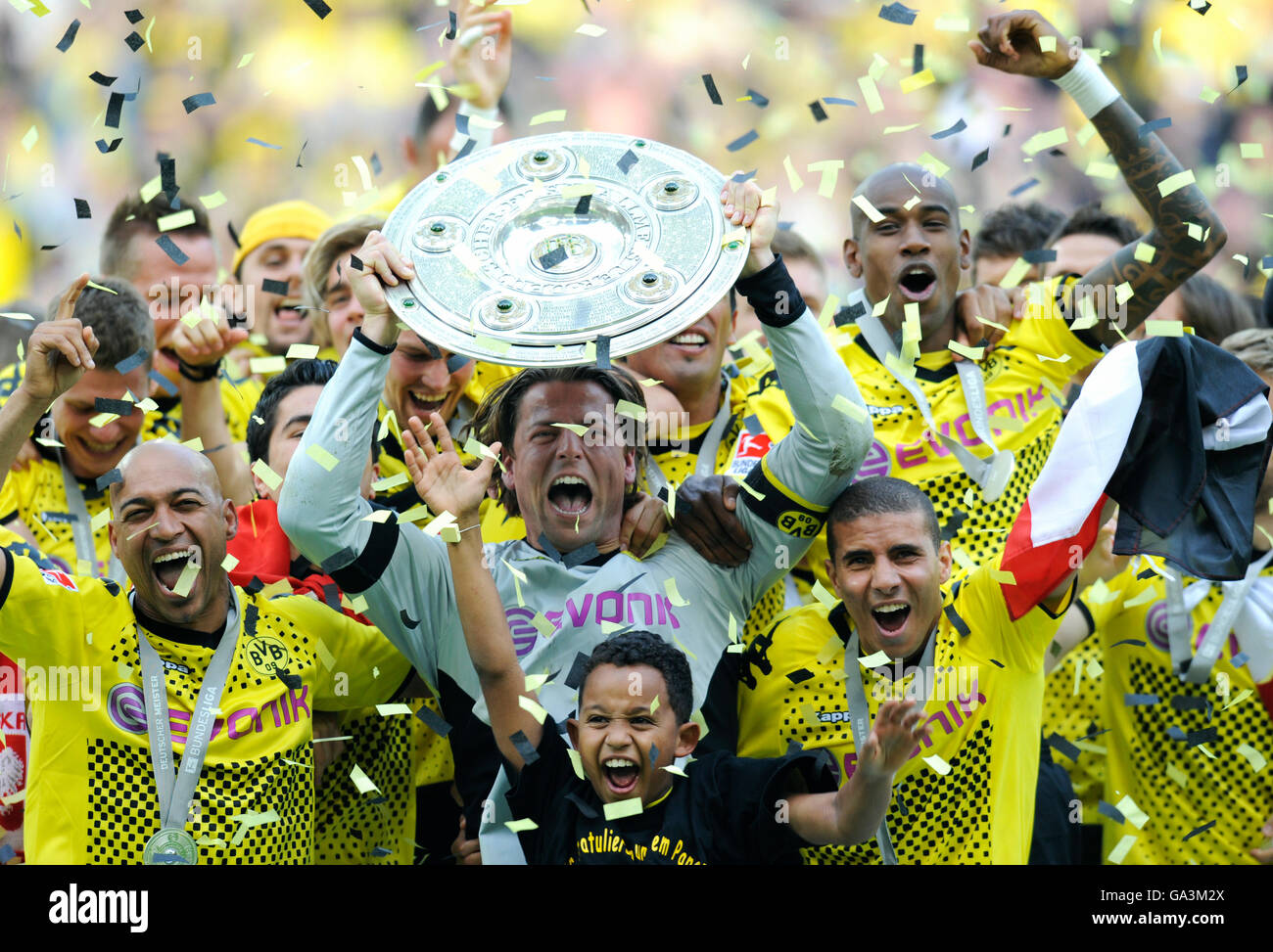 Borussia Dortmund, champion de football allemand, ils applaudissent, Roman Weidenfeller avec le trophée de champion, de gauche : Dede, Nuri Sahin Banque D'Images