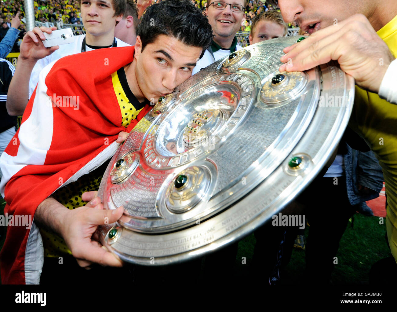 Borussia Dortmund, champion de football allemand, ils applaudissent, Nuri Sahin et Lucas Barrios avec le Champion trophy Banque D'Images