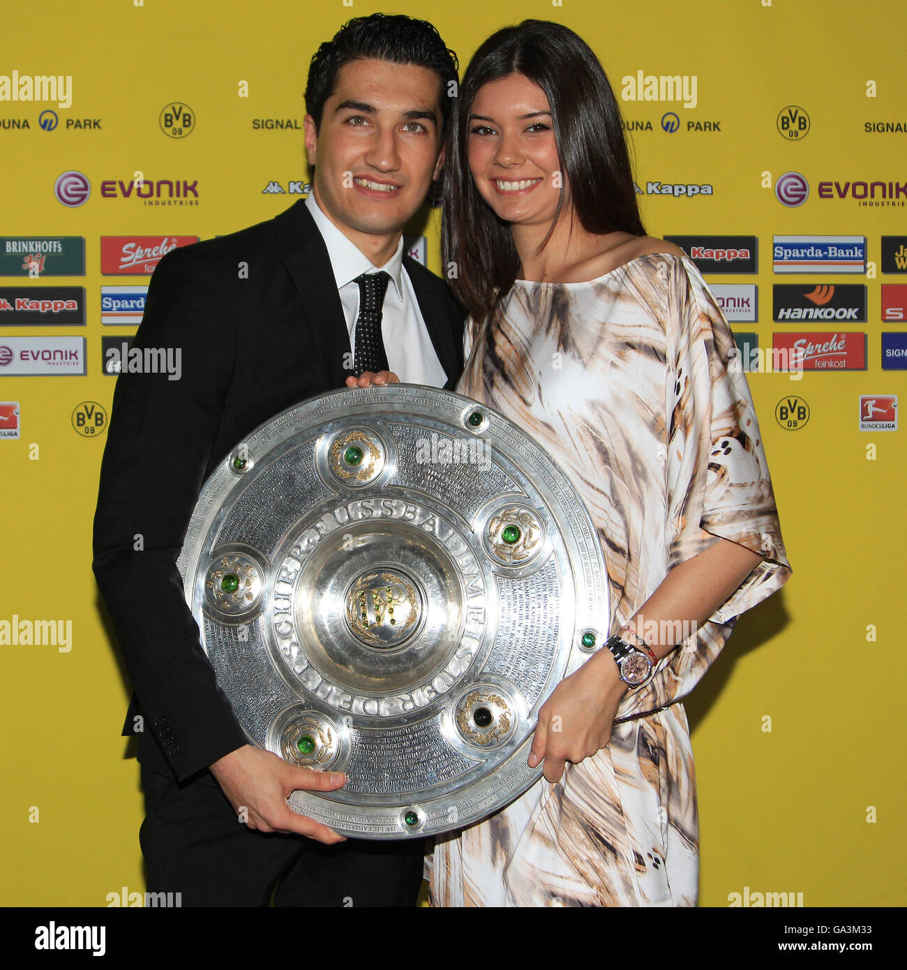 Nuri Sahin avec champion allemand trophée et épouse Tugba, Borussia Dortmund football club, champion célébration dans l'U Dortmund Banque D'Images