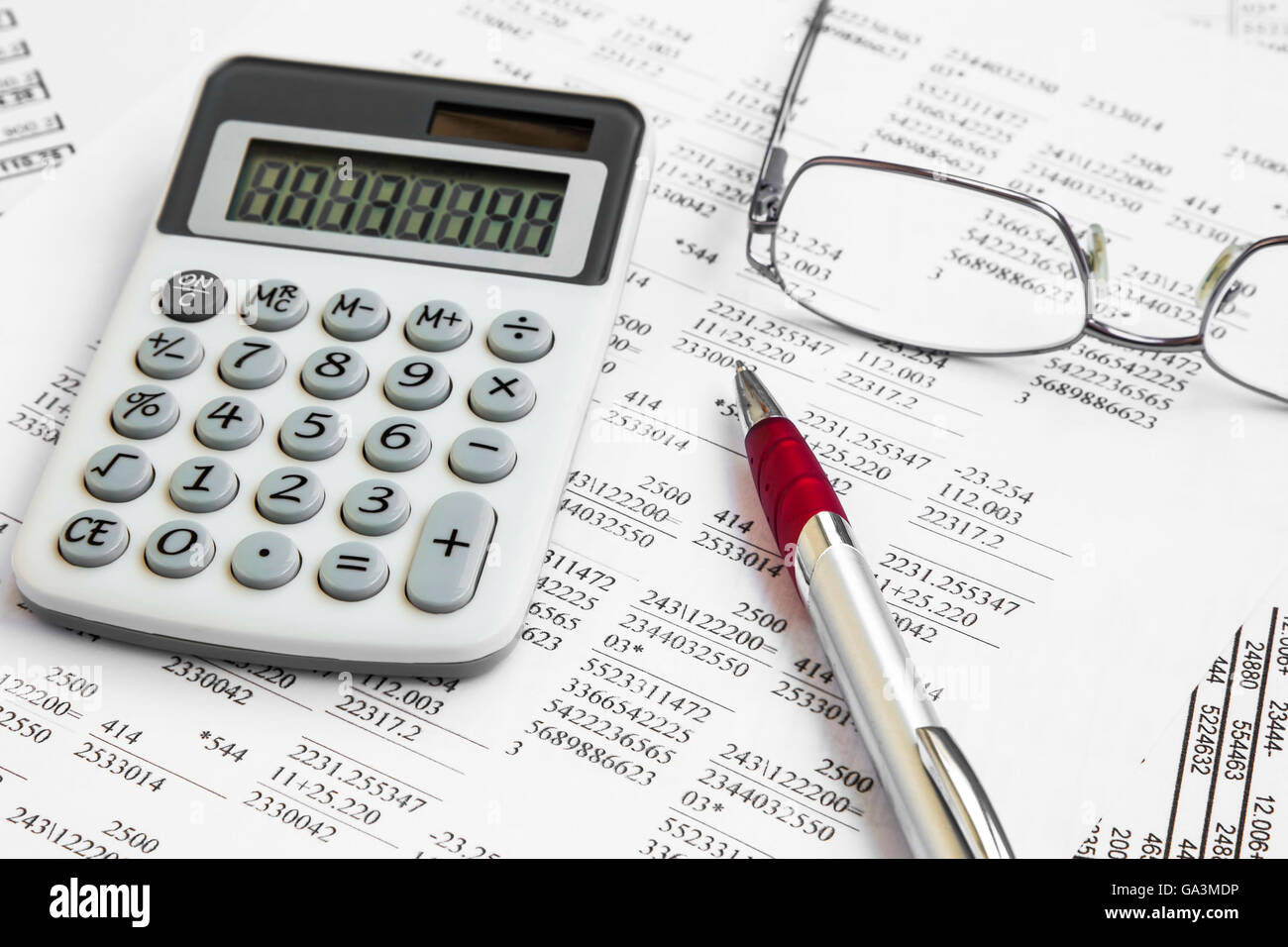 La comptabilité financière avec les documents fiscaux, stylo et calculatrice Banque D'Images
