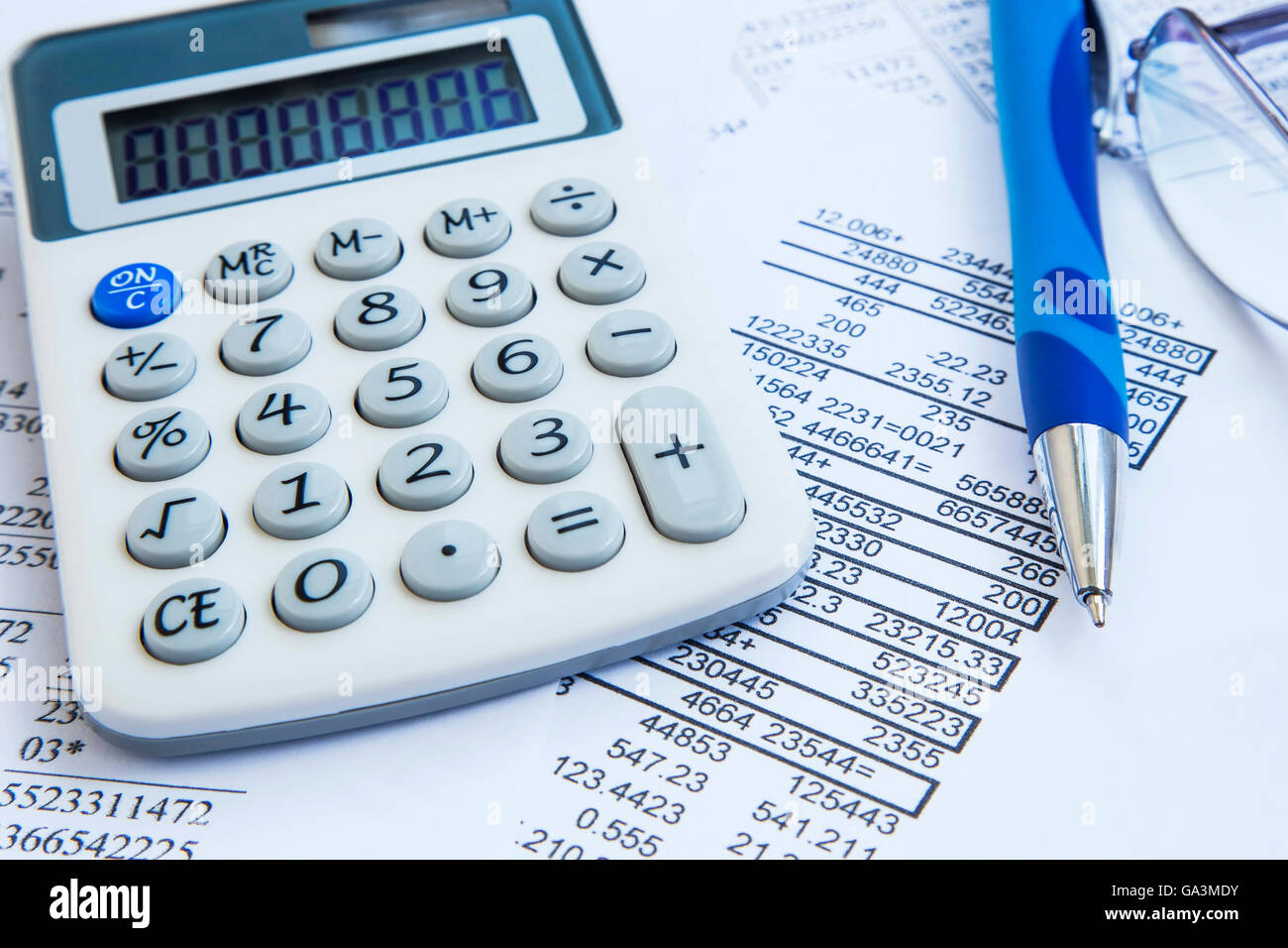 La comptabilité financière avec les documents fiscaux, stylo et calculatrice Banque D'Images