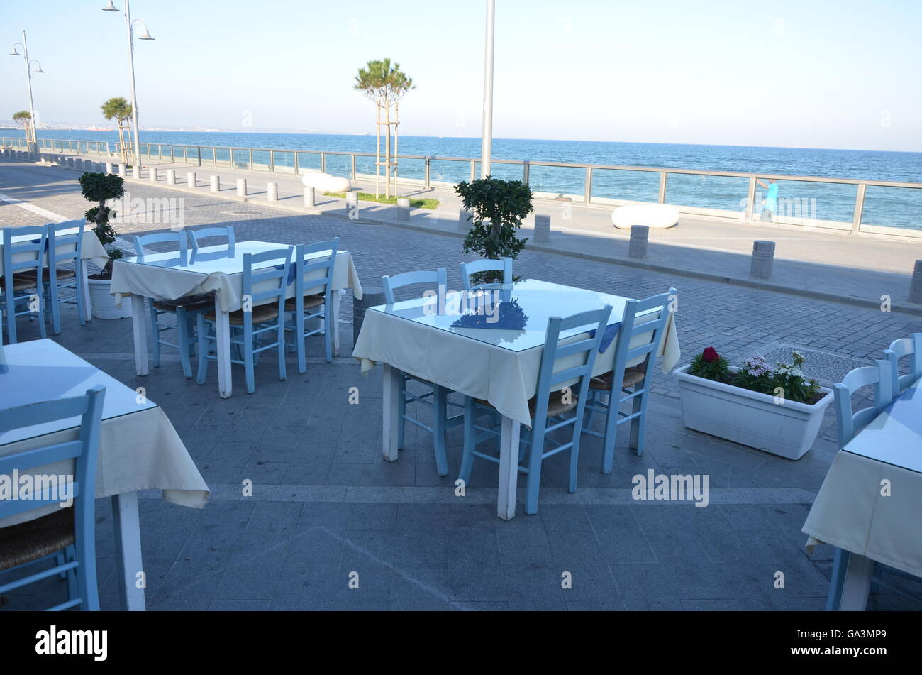 Vide, restaurant, tables, plage, mer, bleu, président, aucun client, ouvrez Banque D'Images